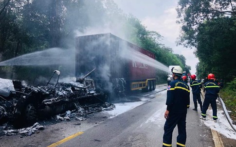 Đang lưu thông trên đường, xe đầu kéo bất ngờ bốc cháy dữ dội