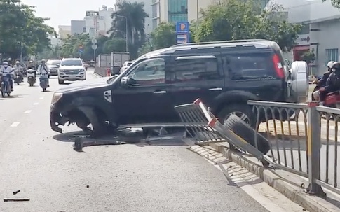 Ford Everest rụng bánh khi tông dải phân cách ở TP.HCM