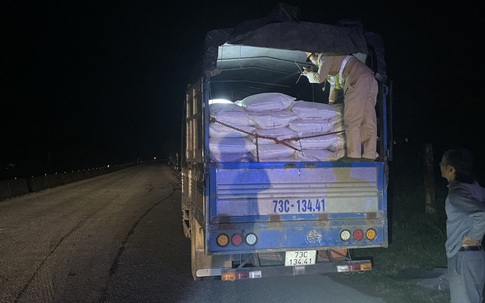 Thu giữ 8 tấn đường nhãn hiệu nước ngoài không chừng từ 