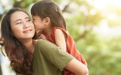Rèn con gái tự tin từ 4 thói quen hàng ngày của bố mẹ