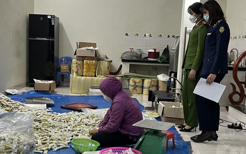 Hà Nội: Phát hiện xưởng sản xuất bánh gạo giả nhãn hiệu Nhật Bản