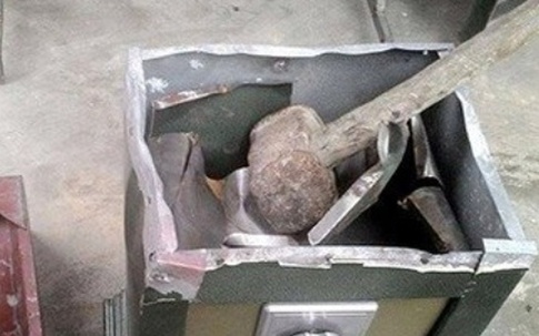 Khoét rào đột nhập nhà dân, phá két sắt trộm 300 triệu đồng