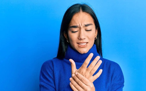 Tại sao đau khớp trầm trọng hơn vào mùa đông?