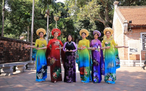 NTK Lanise mang BST Di sản Hà Nội trình diễn show Tinh hoa áo dài Việt của Đỗ Trịnh Hoài Nam 
