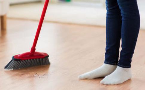 Bất mãn vì mẹ chồng bắt dậy sớm quét nhà ngay sau đêm tân hôn, con dâu thay đổi thái độ khi biết nguyên nhân