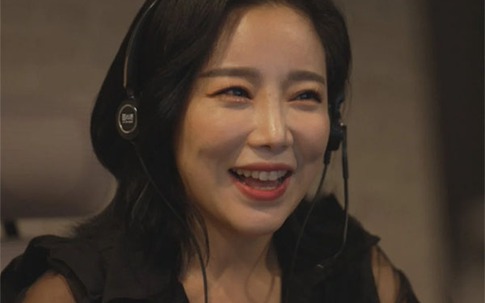 Đêm nào vợ cũng lén lút video call với mẹ vợ, một lần tôi đẩy cửa ra thì choáng váng