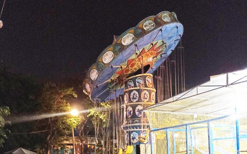Đu quay ở TP.HCM bất ngờ bị nghiêng, nhiều trẻ khóc thét vì hoảng