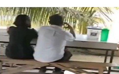 Lừa vợ đang lái xe khi ở với nhân tình, chồng "hết hồn" khi vợ bảo nhìn gương chiếu hậu