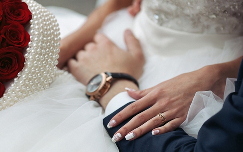 Mẹ vợ lên trao quà cưới rồi đặt vào tay tôi tờ giấy này, vừa mở nó ra tôi quyết định huỷ hôn