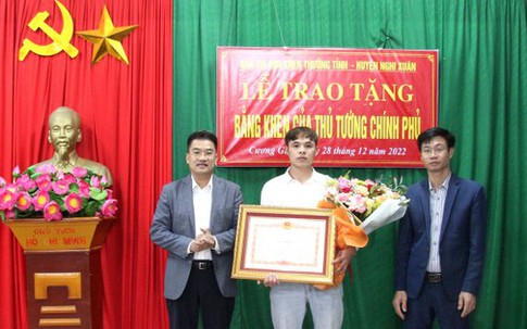 Trao bằng khen Thủ tướng cho người hùng cứu 2 em nhỏ đuối nước