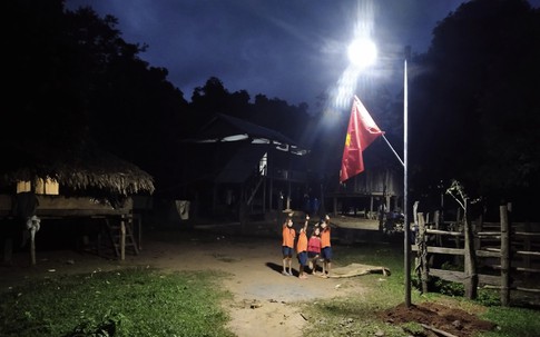 Hành trình không ngại khó để mang ánh sáng về bản của người lính mang quân hàm xanh