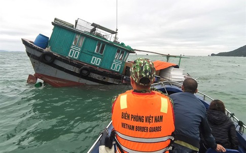 Bộ đội Biên phòng cứu 2 vợ chồng ngư dân gặp nạn trên biển