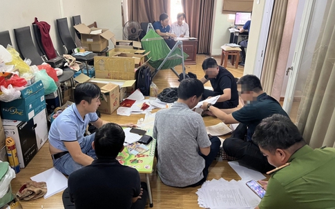 Phá đường dây làm giả giấy tờ cực lớn do hai vợ chồng điều hành