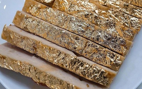 Giò chả dát vàng tiền triệu ngày vía Thần tài, ăn cả vàng để… thụ lộc