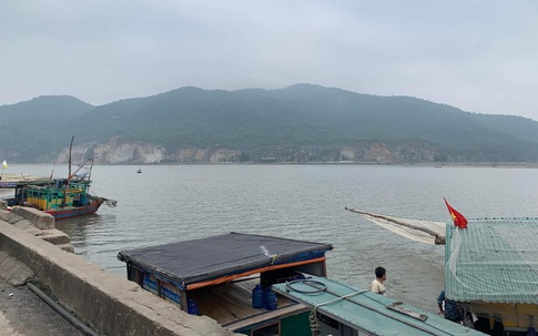 Gỡ lưới dính vào chân vịt tàu cá, người đàn ông đuối nước tử vong