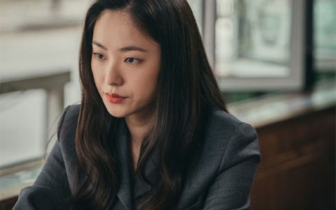 Ly hôn 1 tháng chồng cũ đã tái hôn, 3 năm sau, mẹ chồng cũ quỳ xin tôi quay lại với con trai bà, tôi cười đáp: “Con tôi đổi họ rồi!”