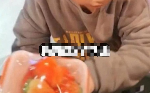 Hai mẹ con ghé cửa hàng mua dâu tây, đang chuẩn bị tính tiền thì bé trai 8 tuổi nói 1 câu khiến ai nấy ĐỨNG HÌNH: Dạy con thế này hỏng mất thôi