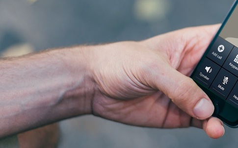 Bạn sẽ xử sự ra sao khi bất ngờ bắt gặp chồng sắp cưới đang cởi truồng gọi điện cho một cô gái?