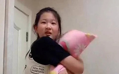 Mẹ vắng nhà, nữ sinh 13 tuổi nằng nặc đòi ngủ cùng bố, lời giải thích tinh tế của ông bố được khen ngợi hết lời