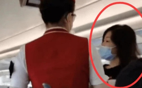 Xúi con gái 3 tuổi đạp chân vào đầu khách trên máy bay, cái kết sau đó dành cho bà mẹ làm ai cũng hài lòng