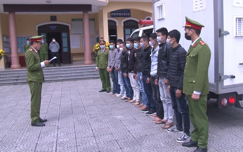 Bắt 9 đối tượng hung hãn giải quyết mâu thuẫn bằng dao, kiếm