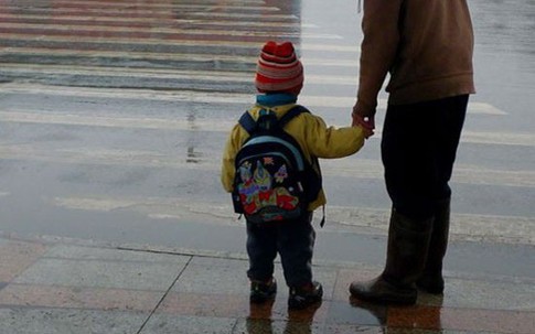 Bố mẹ tuyệt đối không nắm bàn tay con khi qua đường, đây mới là vị trí cần nắm