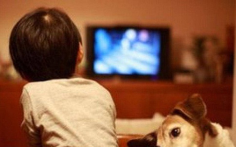 Con trai liên tục than có người bước ra từ ti vi, ai cũng không tin, sự thật sau đó khiến bà mẹ hối hận