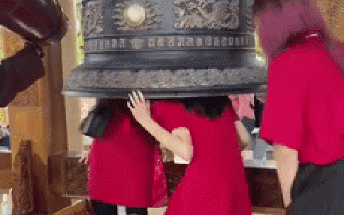 3 cô gái chui vào chuông chùa để "giác ngộ", dân tình tranh cãi tác dụng thật sự