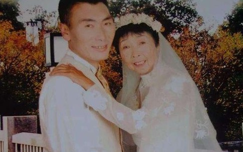 Người đàn ông từ mặt gia đình để cưới bạn học của cha hơn 32 tuổi, 27 năm sau, kết cục của cuộc hôn nhân mới bất ngờ!