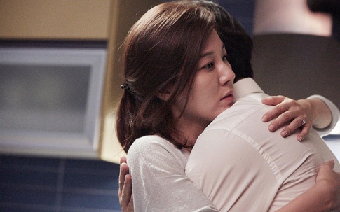 Chuẩn bị đồ cho chồng đi du Xuân, khi anh trở về tôi phát hiện ngay "chuyện lạ" từ bộ quần áo trong vali