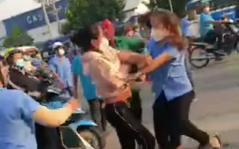 Bị đánh, nữ công nhân dùng dao đâm loạn xạ khiến 1 người tử vong