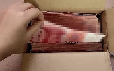Vợ phát hiện chiếc hộp giấy dưới gầm giường, 'bí mật' của chồng bại lộ