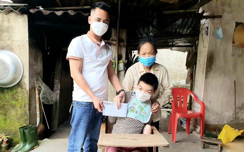 Hơn 10 triệu đến với chàng trai tật nguyền sống cùng ông bà bệnh tật