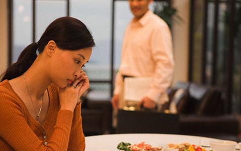 Chồng chê cơm vợ nấu dở và sang ăn nhà hàng xóm, người phụ nữ chỉ tốn đúng một cuộc gọi mà giải quyết được mọi mâu thuẫn