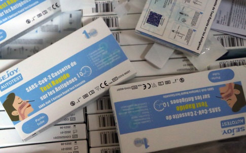 Vừa xếp vào kho Cảng Hà Nội, hàng trăm ngàn kit test COVID-19, thuốc tân dược nhiều "không" bị "tóm gọn"