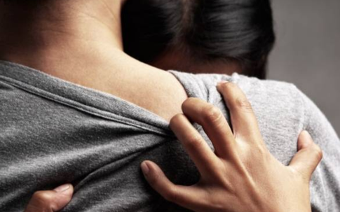 Nóng lòng trả thù chồng ngoại tình, quý bà U50 sập bẫy trai trẻ