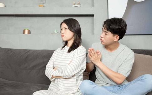 Ly hôn 5 năm, chồng cũ bỗng đem đến 500 triệu van xin tái hợp, tôi định đồng ý thì tái mặt hốt hoảng khi thấy thứ đang nhấp nháy ở cạnh cửa