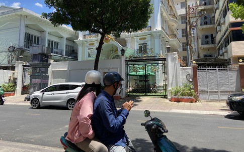 Đám đông tụ tập trước nhà CEO Nguyễn Phương Hằng đã giải tán