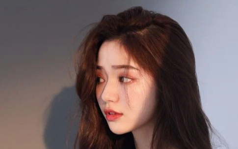 Trước khi rời khỏi nhà, chị giúp việc lấm la lấm lét kéo tôi vào phòng rồi dúi vào tay tôi một chùm chìa khóa mới toanh