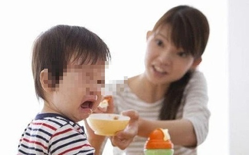 Thấy con chỉ ăn đồ do giúp việc nấu, mẹ lén kiểm tra lập tức đuổi việc người này