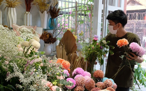 Cận 8/3, hoa tươi đua nhau tăng giá, đắt "khét lẹt" đơn vẫn dồn dập