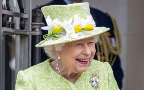 Giải mã phong cách đầy màu sắc của Nữ hoàng Anh