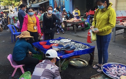 Mọi thứ quay cuồng tăng giá, công nhân cuốc bộ đi làm từ tờ mờ sáng