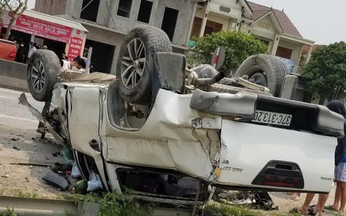 Xe bán tải bị tàu hỏa tông văng khi băng qua đường ngang