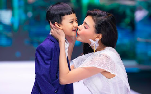 Thúy Diễm và con trai Bảo Bảo làm vedette tại Vietnam Junior Fashion Week 