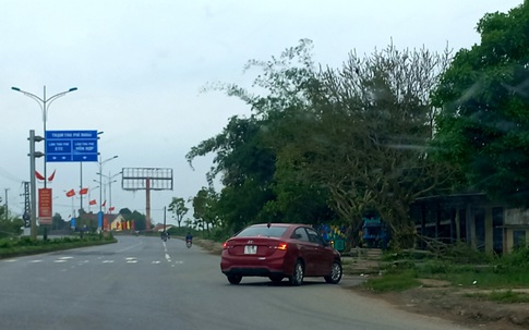 Ô tô nườm nượp né trạm thu phí "cày" đường dân sinh, người dân bức xúc