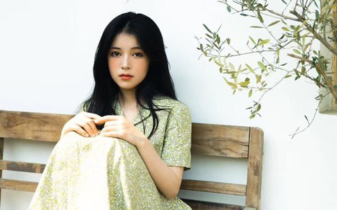 Nửa đêm dậy đi vệ sinh, thấy phòng chị chồng vẫn sáng đèn, tôi định vào hỏi thăm thì chết điếng khi vô tình nghe được một bí mật