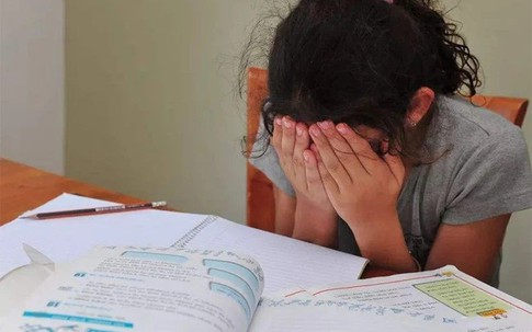 Con trai cầm bài thi 6 điểm vui sướng về khoe, mẹ nói 1 câu mà bé khóc nức nở, từ đó về sau không bao giờ cố gắng nữa