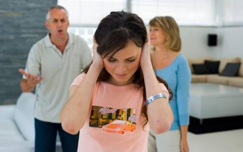 Nắm được bí mật của bố chồng, con dâu liên tục bị bố chồng kiếm cớ đuổi ra khỏi nhà