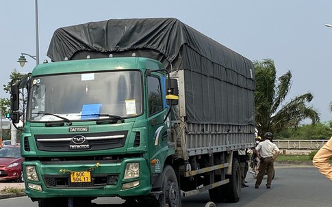 Cháu gái 8 tuổi bị cuốn vào gầm xe tải nguy kịch, bà ngoại bị thương gào khóc thảm thiết